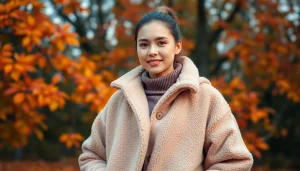 Fleece mode met een stijlvolle fleece jas in een gezellige buitenomgeving tijdens de herfst.